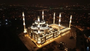 Çamlıca Camii'nin ışıklandırılmış hali büyüledi