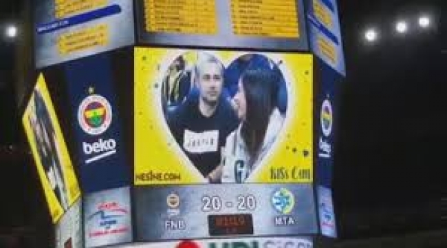 Fenerbahçe maçında Kiss Cam'e yakalanan Emre Kınay bakın ne yaptı!