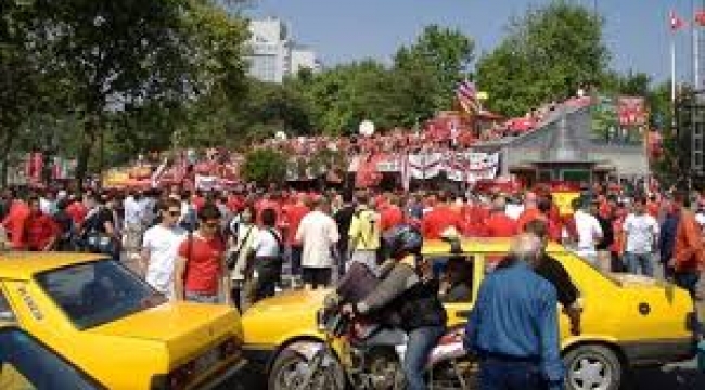 İstanbul'un meydanlarına sokak stadyumları!