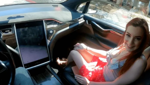 Tesla'yı otopilota alıp yolda ilişkiye girdiler!