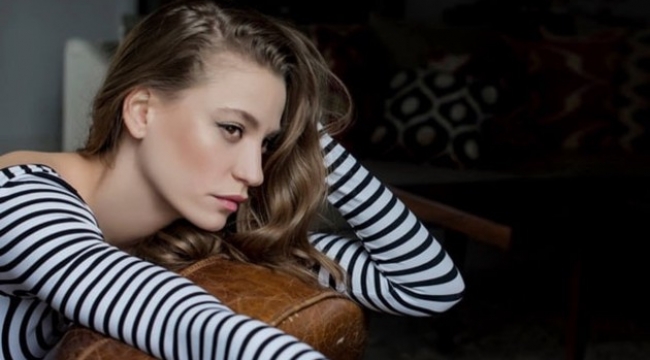 Serenay Sarıkaya kıvırcık saçlı imajıyla hayranlarını şaşırttı