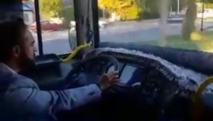 Şoförü gecikince yolcu otobüsünü belediye başkanı kullandı
