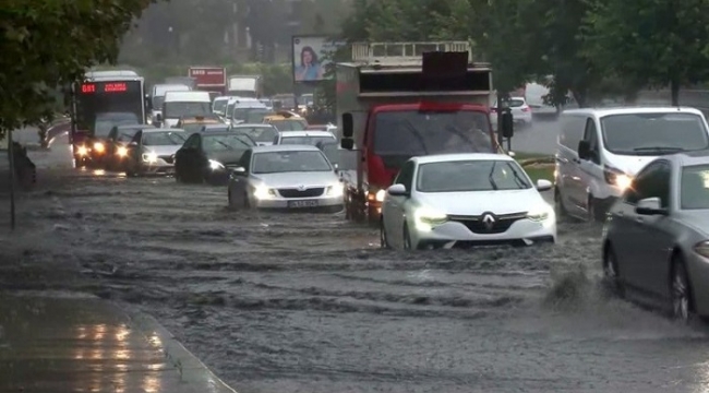 İstanbul'da yolları su bastı! Tüm seferler durdu