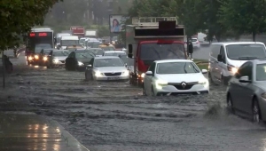 İstanbul'da yolları su bastı! Tüm seferler durdu