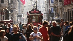 Türkiye en az din adamları ve siyasetçilere güveniyor