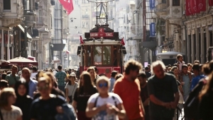 Türkiye en az din adamları ve siyasetçilere güveniyor