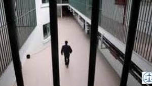 10 kişilik koğuşlarda 20 kişi kalıyor; insanlar sırayla yerde uyuyor