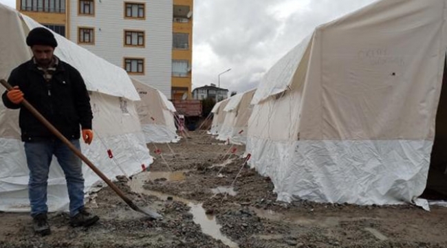 Elazığ'da çadır kentleri su bastı, çadırlar kullanılmaz halde