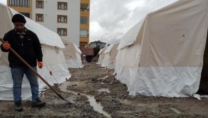 Elazığ'da çadır kentleri su bastı, çadırlar kullanılmaz halde