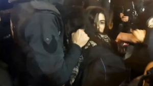Taksim'de kadınlara polis müdahalesi!