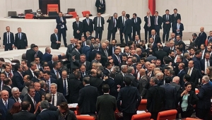 TBMM Genel Kurulu'nda yumruklu kavga; AKP'li ve CHP'li vekiller birbirine girdi
