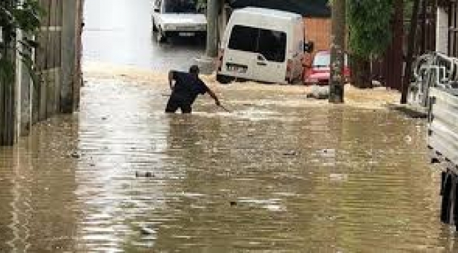 Esenyurt'ta sokağı su bastı