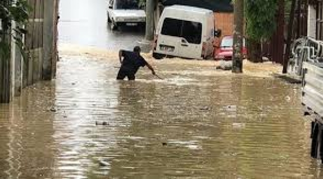 Esenyurt'ta sokağı su bastı