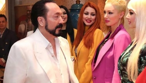 Adnan Oktar duruşmada da rahat durmadı