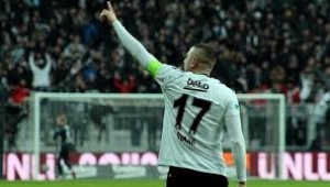 Burak Yılmaz bir yıldır sadece iki defa aylık maaş aldı!