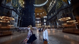 Ayasofya'da kıyafet yasağı