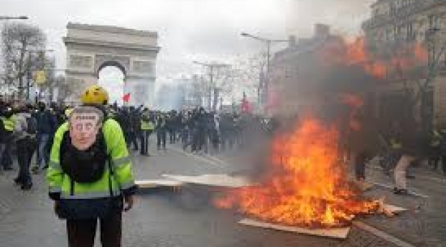 Paris'te göstericiler sokağa çıktı! Dükkanlar yağmalandı