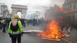Paris'te göstericiler sokağa çıktı! Dükkanlar yağmalandı