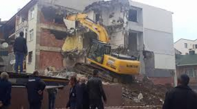 Üsküdar'da içinde insanlar varken binayı yıktılar