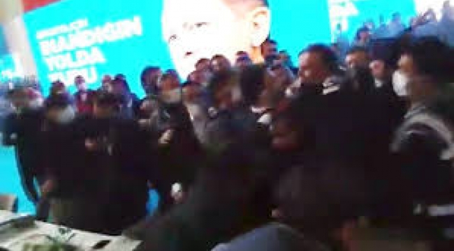 AK Parti kongresinde yumruklu kavga! Polis ekipleri iki grubu zor ayırdı