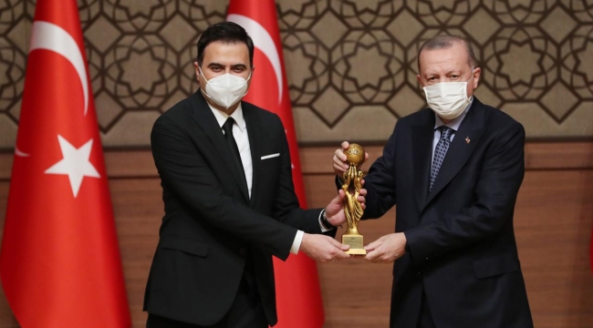AKP Medyasının Saldırdığı İsim Erdoğan'ın Elinden Ödül Aldı