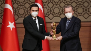 AKP Medyasının Saldırdığı İsim Erdoğan'ın Elinden Ödül Aldı