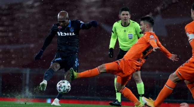 Başakşehir isyanlarda: Hem Trabzonspor'u hem hakemi kutlarız!