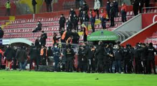Kayseri'de Beşiktaş'ın locasına saldırı, milletvekili yumruk attı