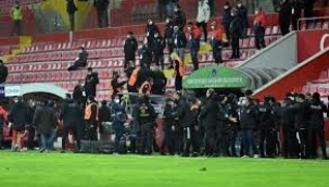 Kayseri'de Beşiktaş'ın locasına saldırı, milletvekili yumruk attı