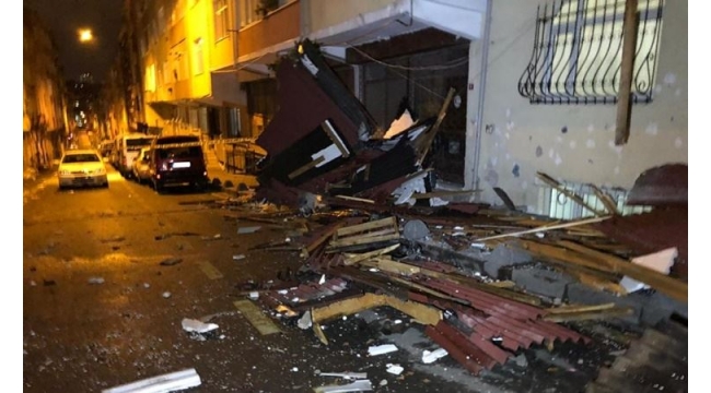İstanbul'da fırtına: Çatılar uçtu, balkonlar çöktü