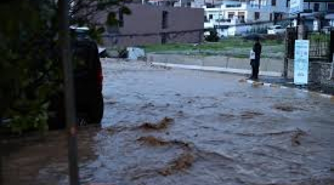 İzmir'de 'afet' uyarısı:  Zorunlu olmadıkça evden çıkmayın