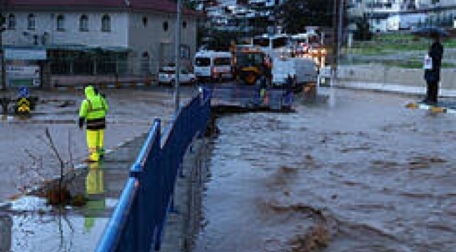İzmir'de Şiddetli Yağış Sonrası Sel Böyle Vurdu