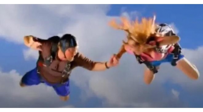 Paraşütte cinsel ilişkiye girmenin sonu kötü bitti