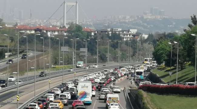 Tam kapanmanın ilk gününde trafikte uzun kuyruklar oluştu
