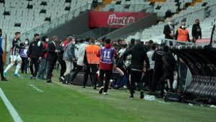 Beşiktaş'ta maç bitti, saha kenarı karıştı