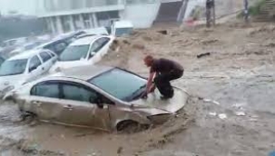 Ankara'da yoğun sağanak sonrası sel! Araçlar sürüklendi, caddeler su altında kaldı