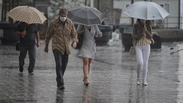 Marmara ve Ege'ye Yağmur Geliyor: İstanbul'da Sıcaklık 10 Derece Düşecek
