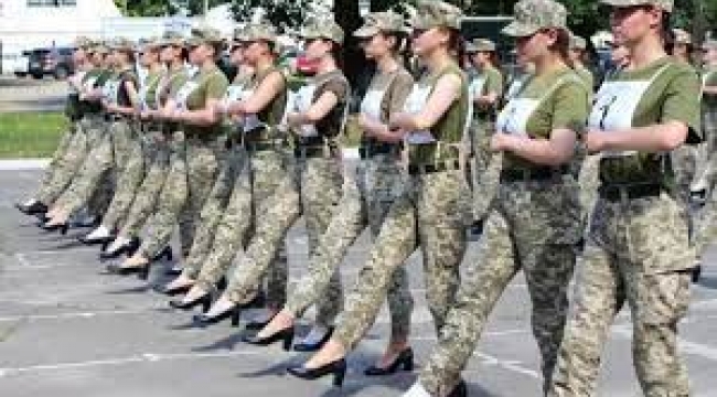 Ukrayna'da kadın askerlerin topuklu ayakkabı ile yürütülmesi tepki çekti;