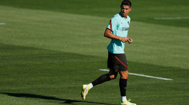 Cristiano Ronaldo, Manchester United'a resmi imzayı attı