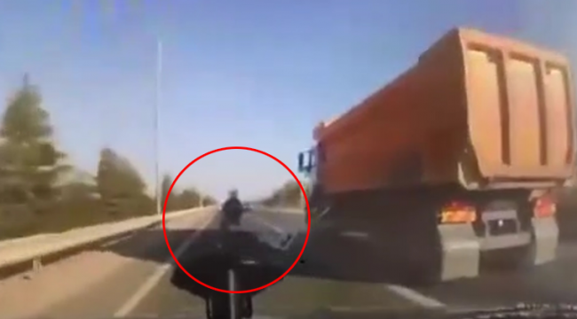 Kamyon sürücüsü, tartıştığı motosikletliye çarptı