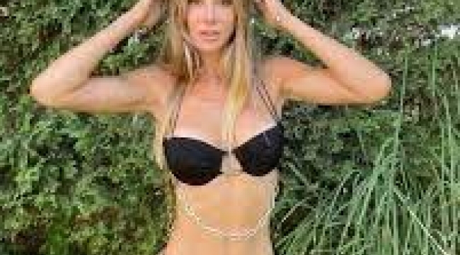 Şeyma Subaşı Siyah Bikinisi ile Nefesleri Kesti