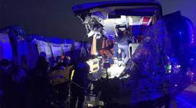 Soma'da otobüs TIR'a çarptı... 9 kişi öldü, 30 yaralı var