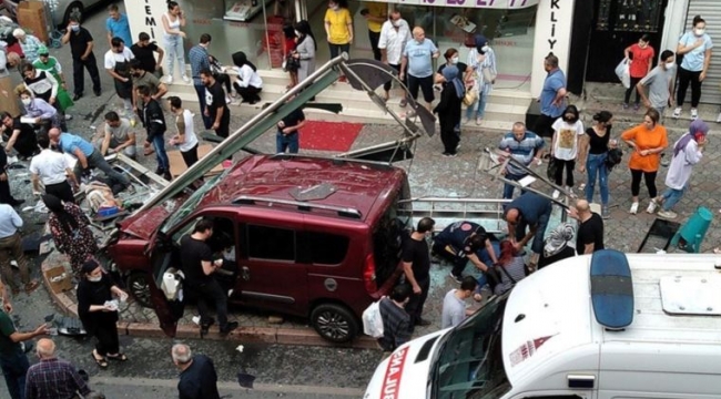 İstanbul Kasımpaşa'da hafif ticari otomobil durağa daldı; yaralılar var