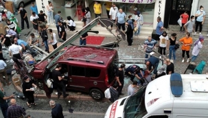 İstanbul Kasımpaşa'da hafif ticari otomobil durağa daldı; yaralılar var