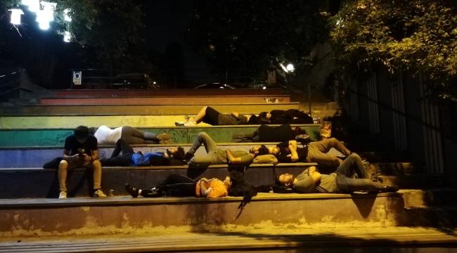 "Yaparsa AKP yapar": Öğrenciler parkta yatar