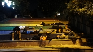 "Yaparsa AKP yapar": Öğrenciler parkta yatar