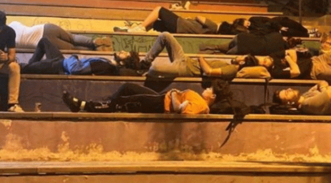 Yersiz ve yurtsuz öğrenciler geceyi sokakta geçirdi