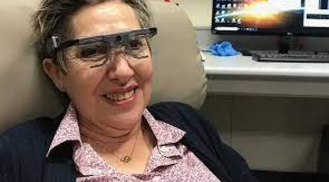 Beyin implantıyla ile 16 yıldır görmeyen kadın görmeye başladı