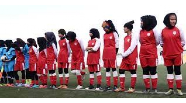 Şarkta ve Garpta kadın futbolu