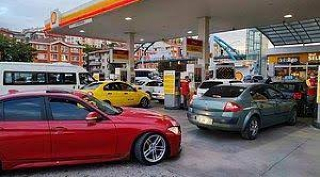 AKP'ye Göre Benzin Kuyruğu Yok, Araba Bolluğu Varmış